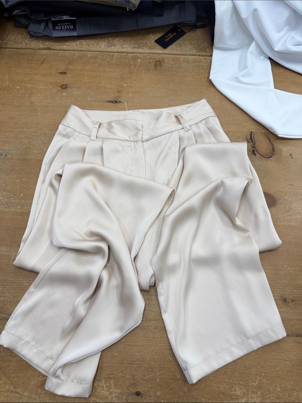 Women's Cream Wide-Leg Pleated Pants